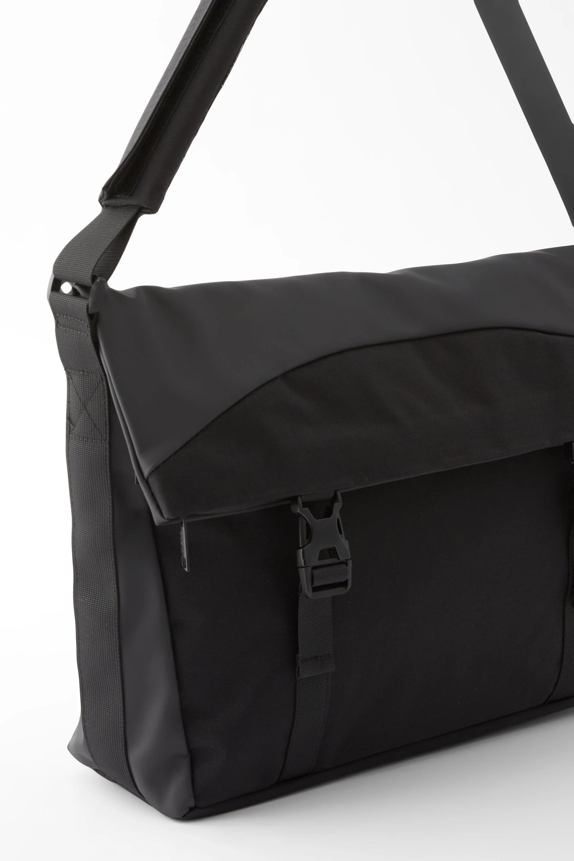 TYPO Túi Đeo Chéo - Metro Messenger Satchel