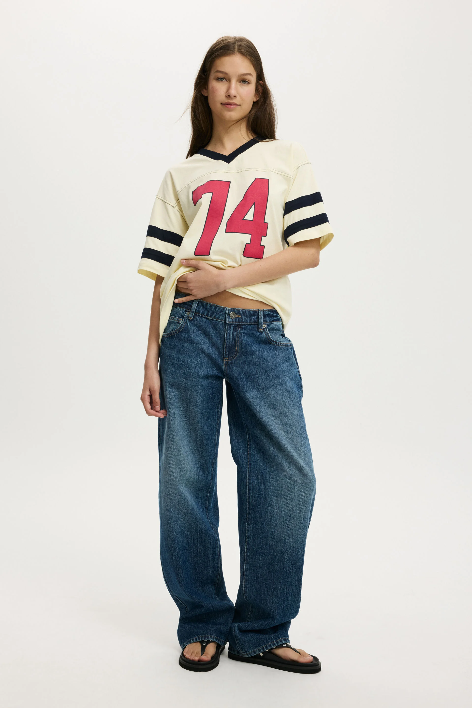 COTTON ON Áo Thun Có Họa Tiết Nữ - V Neck Oversized Graphic Tee