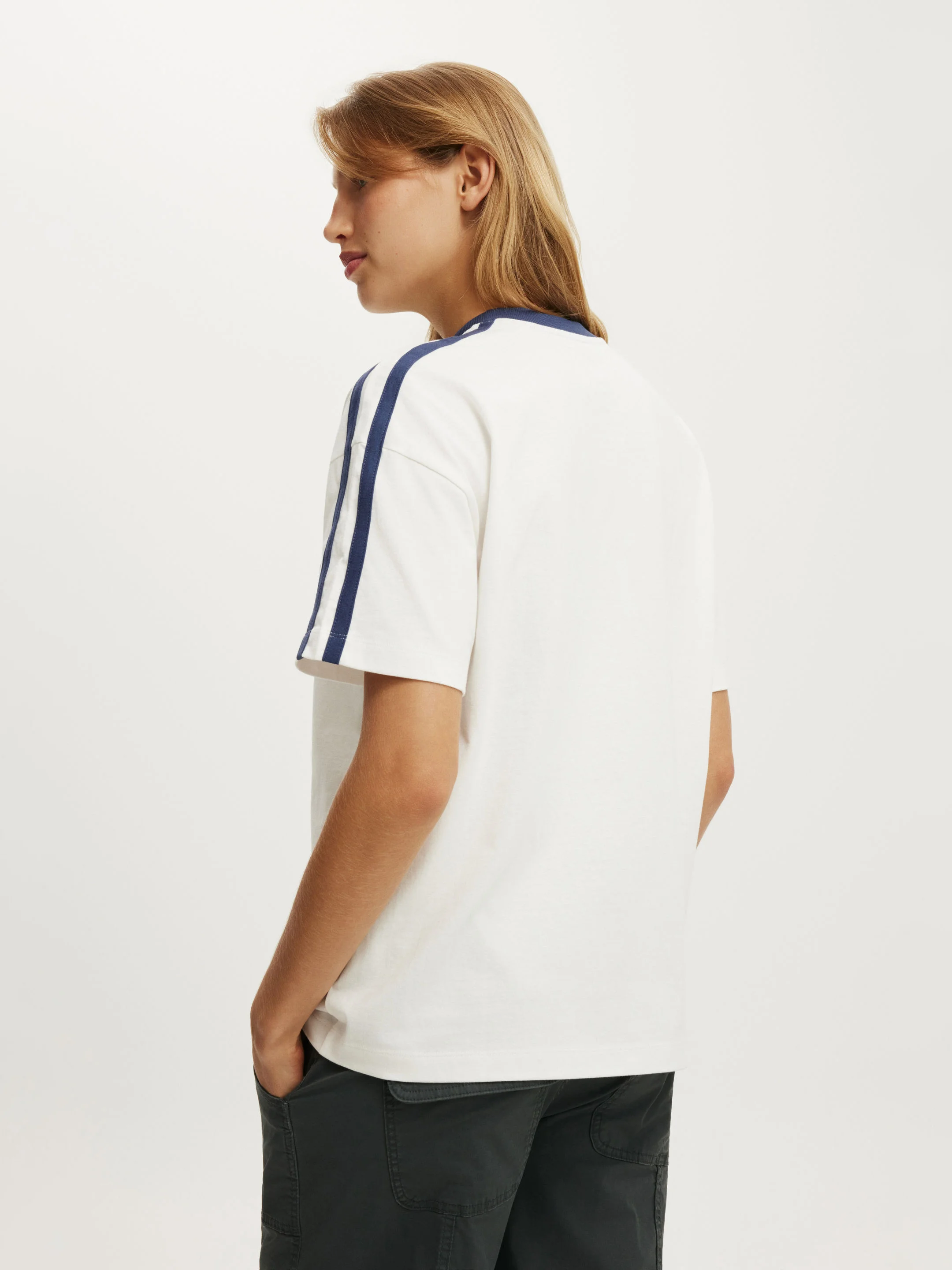 COTTON ON Áo Thun Có Hoạ Tiết Nữ - V Neck Oversized Graphic Tee