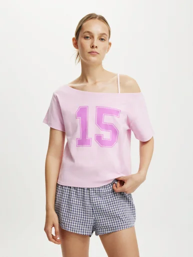 COTTON ON Áo Thun Kiểu Lệch Vai-The Sporty Off Shoulder Graphic Tee