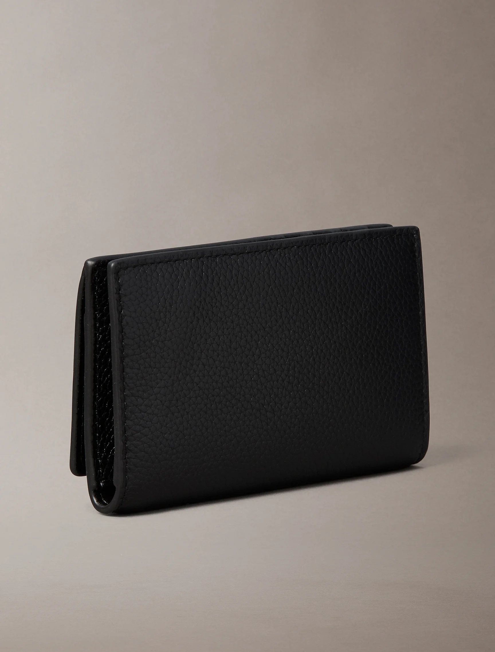 CK ACCESSORIES Ví Nữ Emblem Leather Cardholder