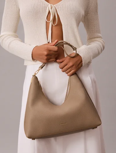 CK ACCESSORIES Túi Nữ Emblem Hw Pebble Shoulder Bag