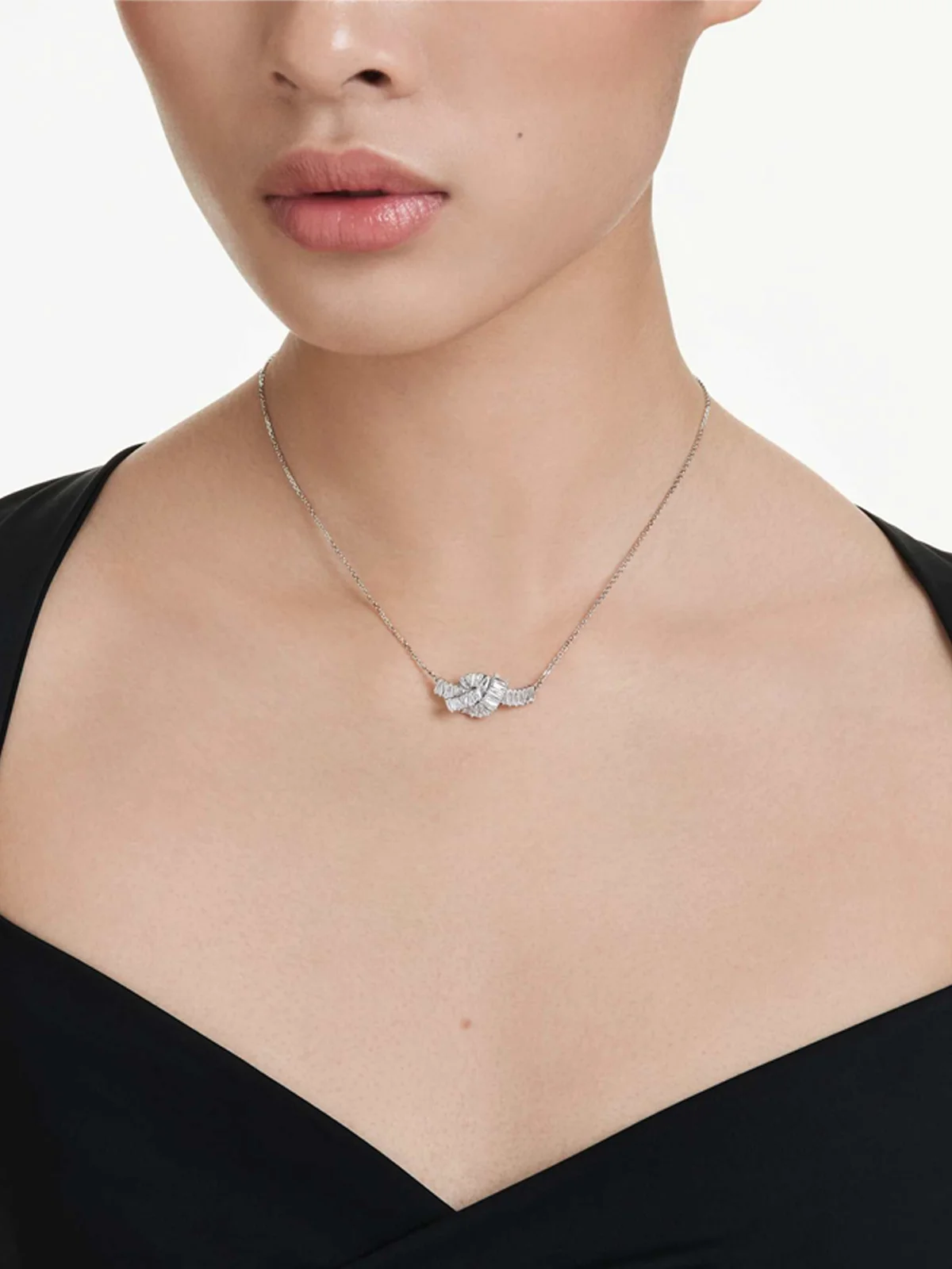 SWAROVSKI Vòng Cổ Matrix:Pend Knot Whi/Rhs