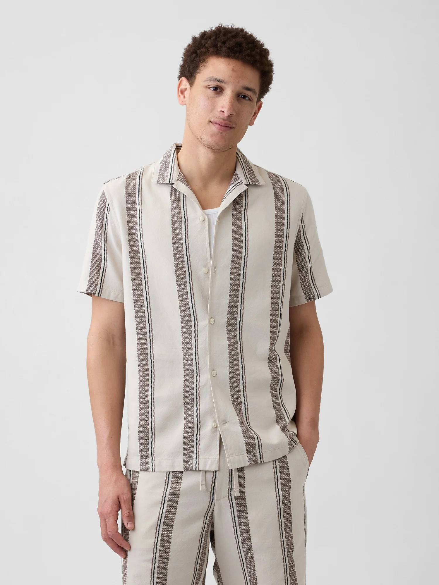 GAP Áo Sơ Mi Tay Ngắn Nam - Standard Fit
