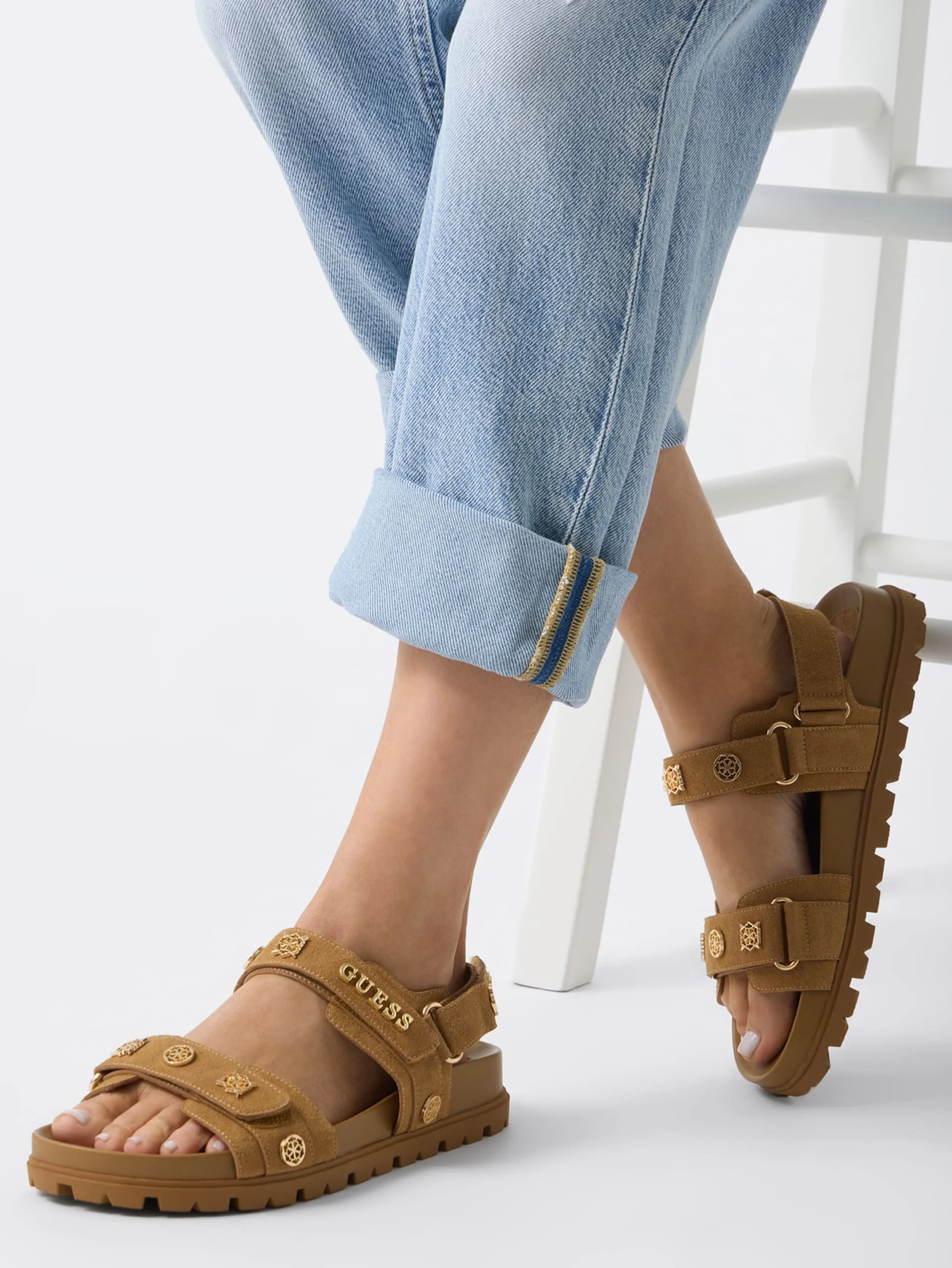 GUESS FOOTWEAR Giày Xăng Đan Nữ - Gwflorizi