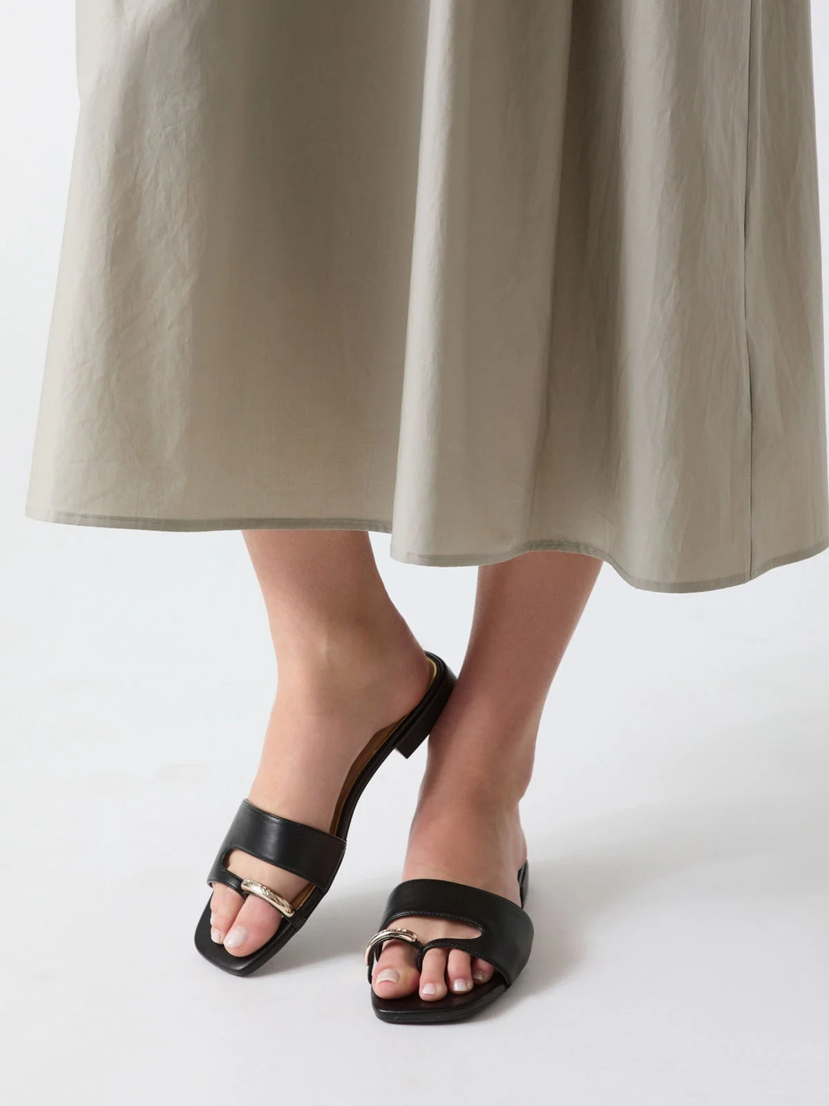 GUESS FOOTWEAR Dép Nữ - gwTABLITA