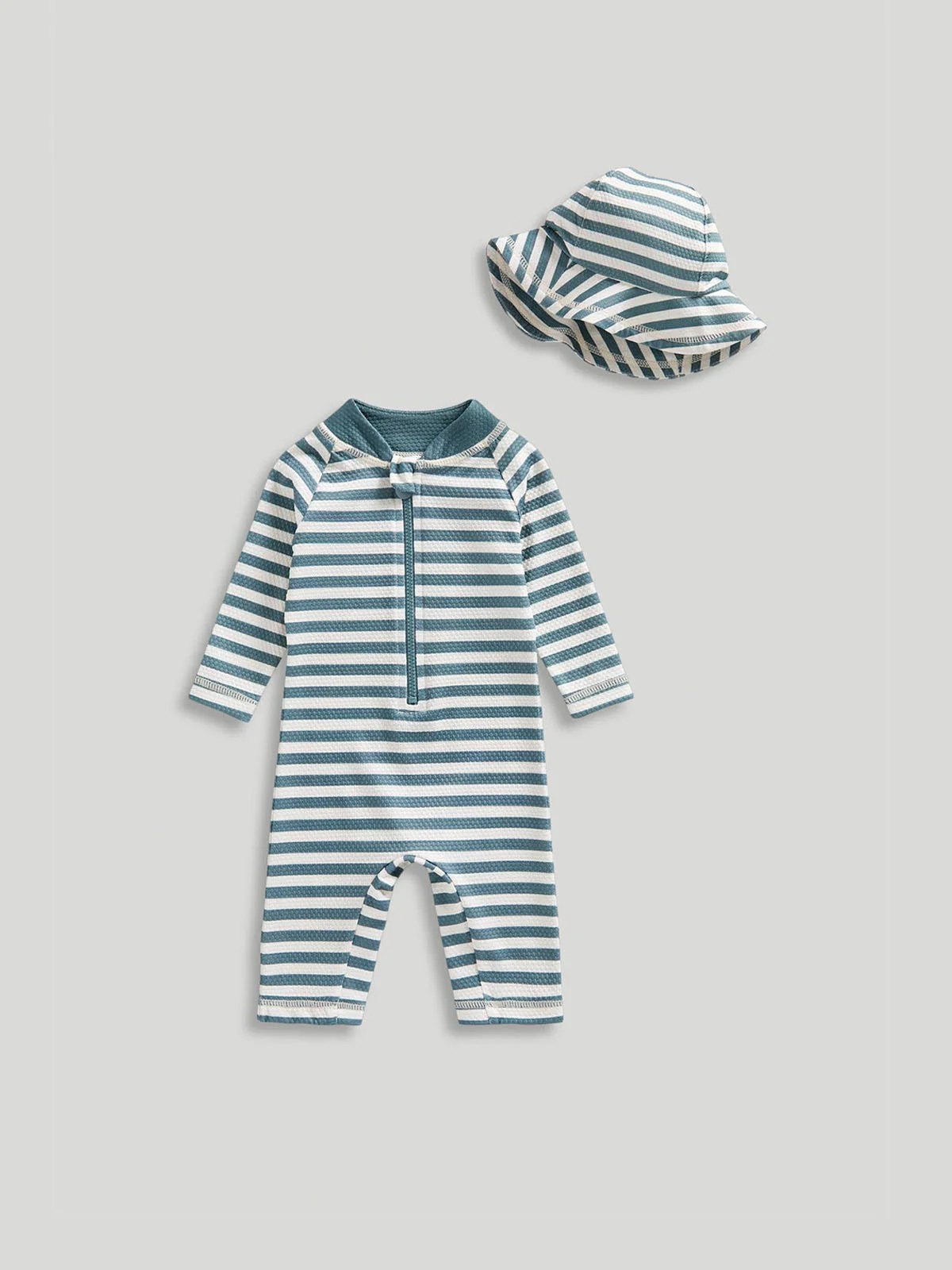 mothercare Bộ quần áo kèm nón bé trai