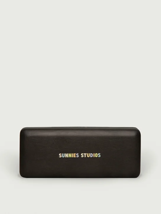 SUNNIES STUDIOS Set Hộp Mắt Kính Và Khăn Hardcase Charcoal