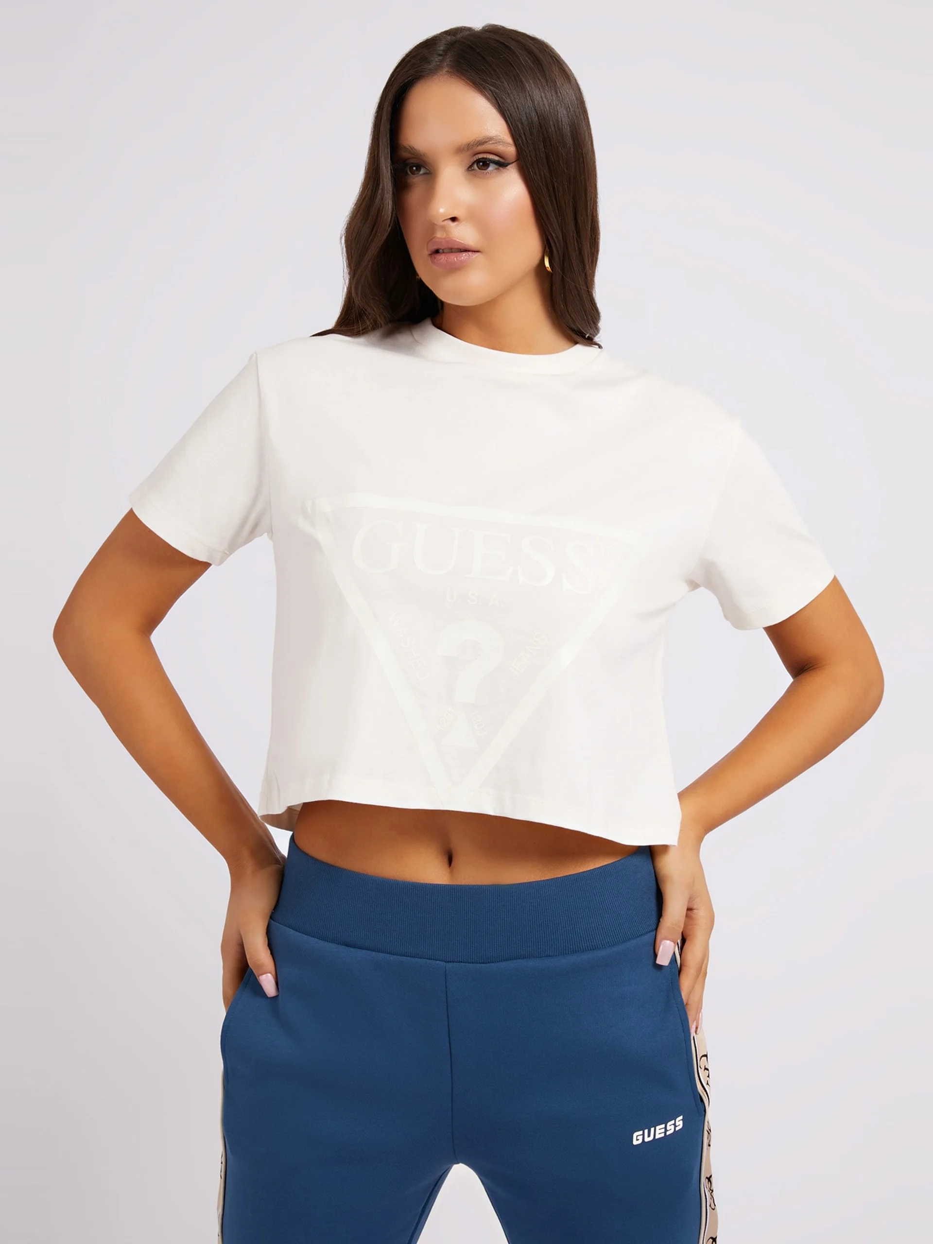 GUESS ATHLEISURE Áo Thun Kiểu Thể Thao Nữ - Adele Crop T-Shirt
