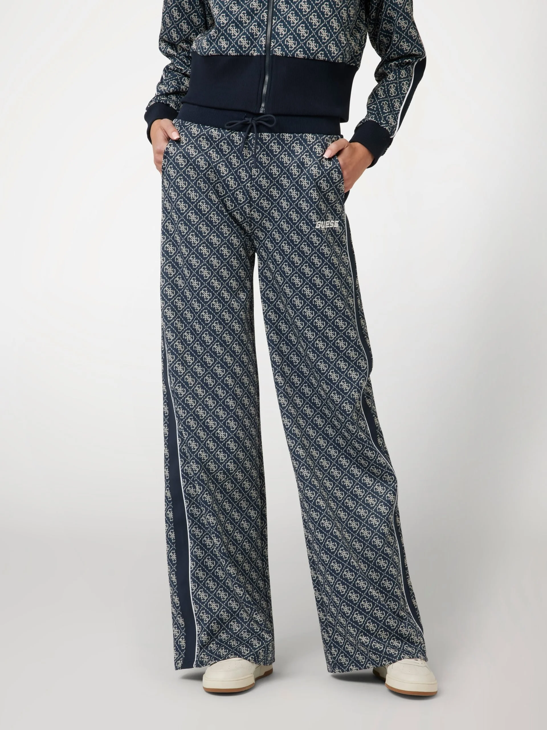 GUESS ATHLEISURE Quần Dài Kiểu Thể Thao Nữ - Sarah 4G Logo Straight Long Pa
