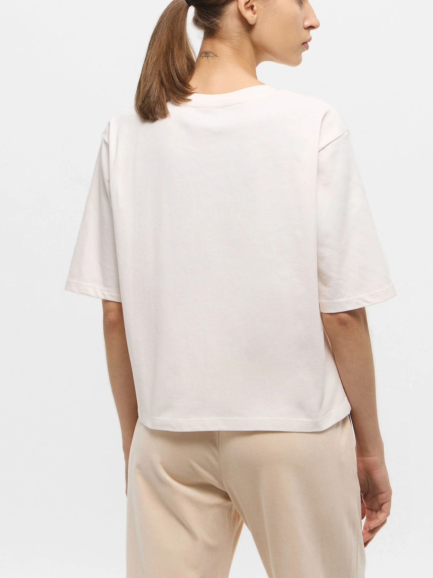 GUESS ATHLEISURE Áo Thun Kiểu Thể Thao Nữ Rhinestone Bear Boxy T-Shirt